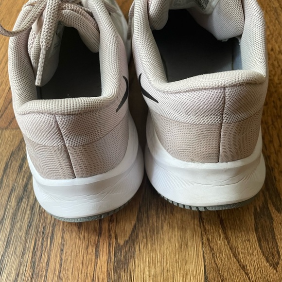 Nike Quest 4 in Grey Fog Barely Rose - Picture 4 of 6